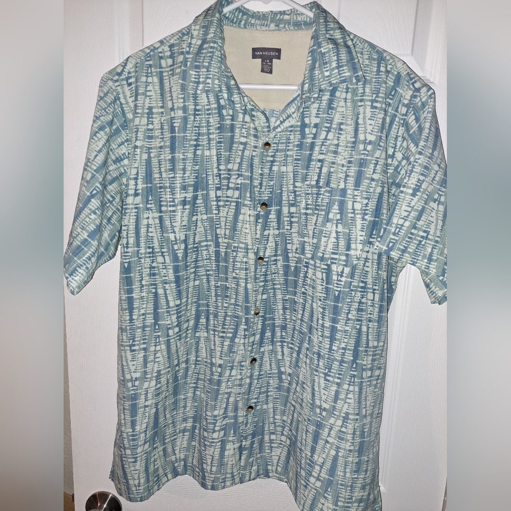 Van Heusen men's shirt in blue size L.